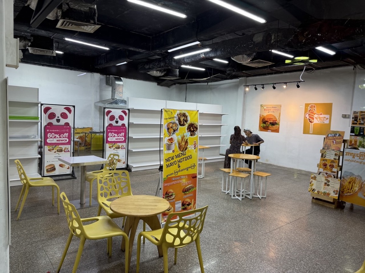 Seating area inside the Taw Win Center outlet